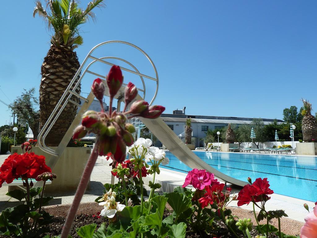 Hotel Cormoran Cattolica Exterior foto